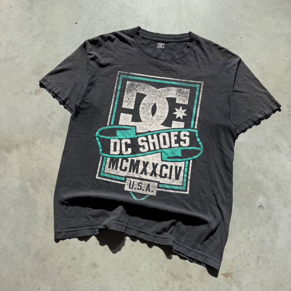 DC Shoes Mens Graphic T-Shirt Black Distressed Skateboarding Logo Large MCMXCIV‎